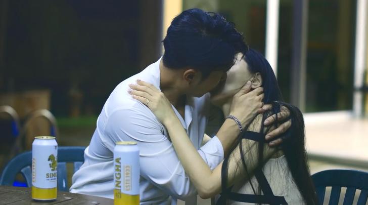 sex hoa khôi Bất lực nằm dưới gầm giường nghe tiếng người vợ rên với đàn em thân tín